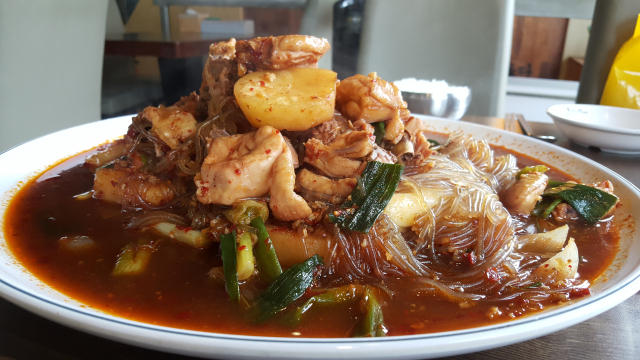 통닭이 프라이드치킨으로 진화할 때 가장 주목을 받은 건 대구식 닭도리탕이다. 훗날 그것에 영향받은 안동찜닭과 간장조림닭의 절충된 형태를 만든 건 