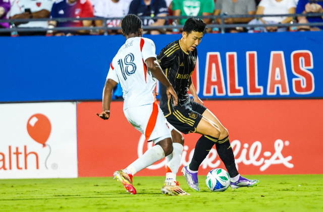 LAFC의 손흥민이 24일 미국 텍사스주 댈러스에서 열린 2025 MLS FC댈러스와의 원정 경기에 출전해 드리블을 시도하고 있다. 연합뉴스