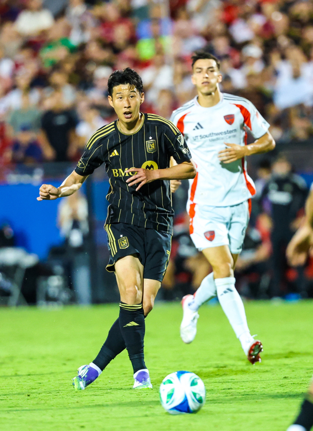 LAFC의 손흥민이 24일 미국 텍사스주 댈러스에서 열린 2025 MLS FC댈러스와의 원정 경기에 출전해 패스를 시도하고 있다. 연합뉴스
