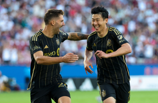 LAFC의 손흥민이 24일 미국 텍사스주 댈러스에서 열린 2025 MLS FC댈러스와의 원정 경기에 출전해 미국 무대 데뷔골이자 선제골을 터뜨린 뒤 기뻐하고 있다. 연합뉴스
