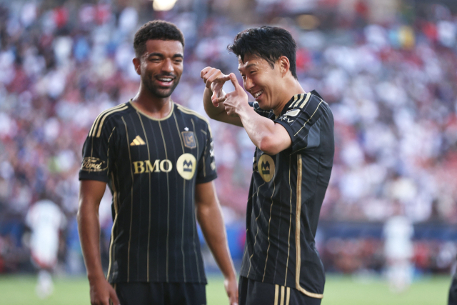 LAFC의 손흥민이 24일 미국 텍사스주 댈러스에서 열린 2025 MLS FC댈러스와의 원정 경기에 출전해 미국 무대 데뷔골이자 선제골을 터뜨린 뒤 특유의