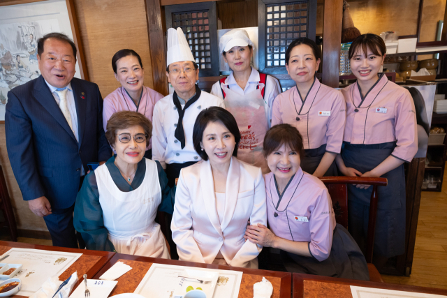 김혜경 여사가 24일 일본 도쿄의 한인 동포가 운영하는 식당에서 오찬 뒤 식당 직원들과 기념촬영을 하고 있다. 연합뉴스