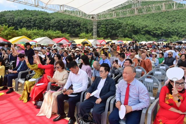 전국에서 한국 속 베트남 마을을 찾은 베트남 이주민들과 지역 주민들이 한데 어우러져 한-베 글로벌 교류 행사에 참여하고 있다. 봉화군 제공