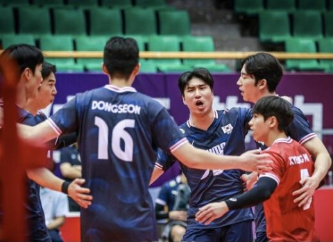 동시아선수권대회에서 우승한 한국 남자 배구팀. 연합뉴스