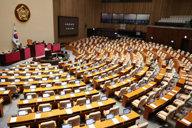 국민의힘 조배숙 의원이 24일 국회 본회의에서 2차 상법 개정안에 반대하는 필리버스터(무제한 토론을 통한 합법적인 의사진행 방해)를 하고 있다. 연합뉴스