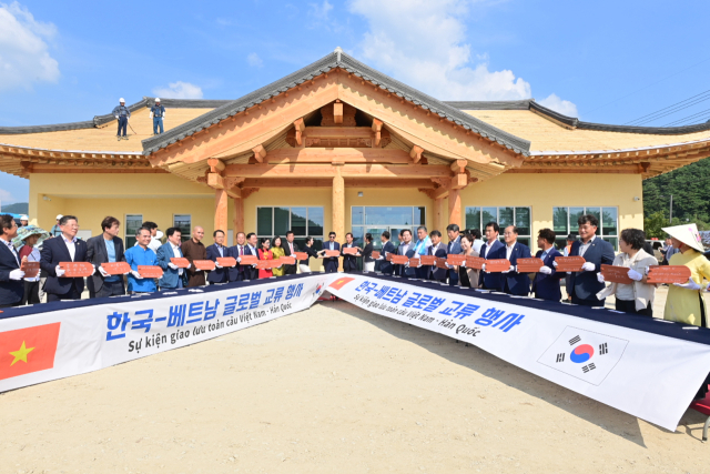 다문화커뮤니티센터 상량식에 참석한 한-베 기관단체장들이 기와장 퍼포먼스를 하고 있다. 봉화군 제공