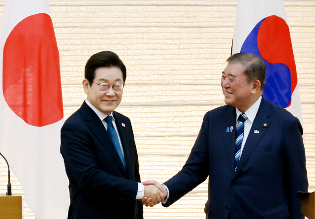 이재명 대통령과 이시바 시게루 일본 총리가 23일 일본 도쿄 총리 관저에서 열린 한일 정상 공동 언론 발표를 마친 뒤 악수하고 있다. 연합뉴스