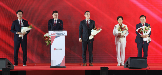 22일 충북 청주시 청주오스코에서 열린 국민의힘 제6차 전당대회에서 선출된 청년최고위원과 최고위원들이 단상에 서 있다. 왼쪽부터 우재준 청년최고위원, 신동욱, 김민수, 양향자, 김재원 최고위원. 연합뉴스