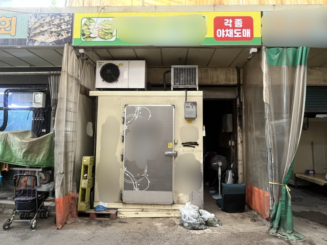 팔달신시장 내부에 있는 A업체의 사업장. 커다란 대형 냉장고만이 사업장을 꽉 채우고 있었다. 정두나 기자