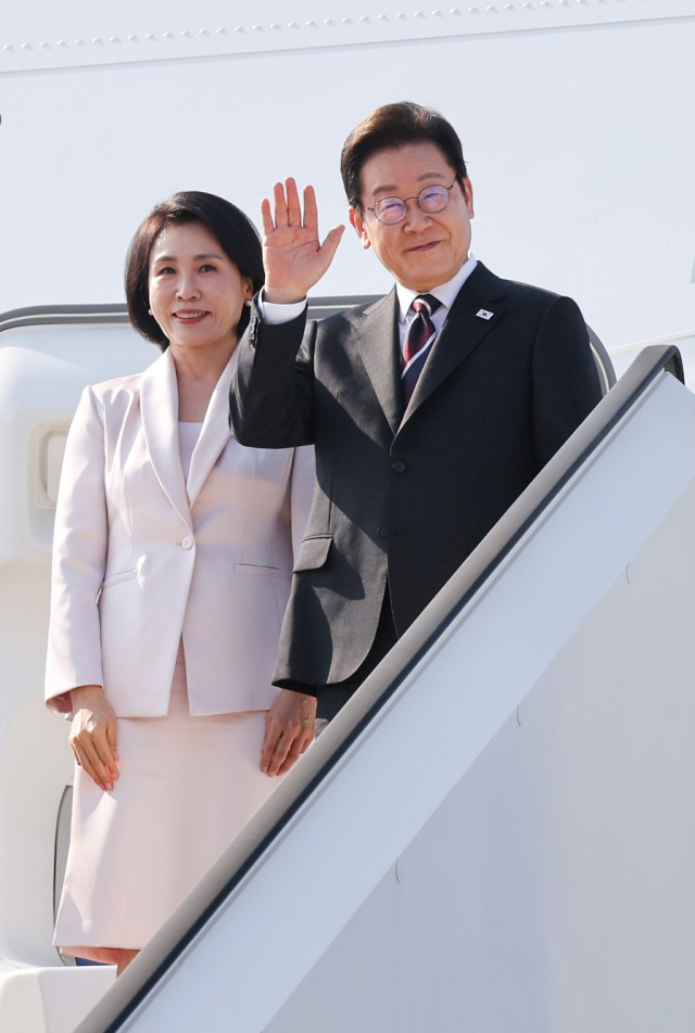한일 정상회담을 마친 이재명 대통령과 부인 김혜경 여사가 24일 일본 도쿄 하네다공항에서 도널드 트럼프 미국 대통령과의 한미 정상회담을 위해 워싱턴DC로 향하며 공군1호기에 올라 인사하고 있다. 연합뉴스