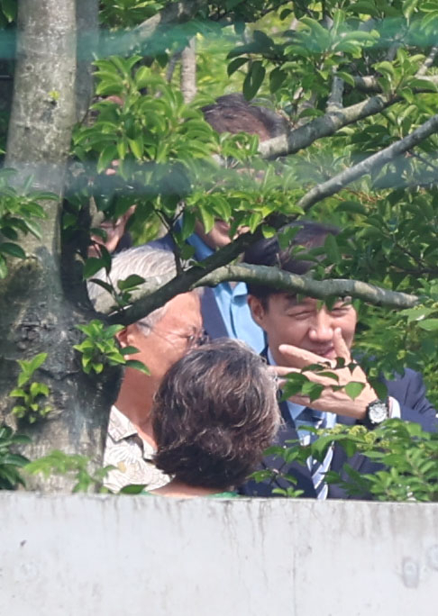 문재인 전 대통령, 김정숙 여사와 조국혁신당 조국 혁신정책연구위원장이 24일 오후 경남 양산시 하북면 평산마을 문 전 대통령 사저에서 기념 촬영 후 인사하고 있다. 문 전 대통령 오른쪽이 조 위원장. 연합뉴스