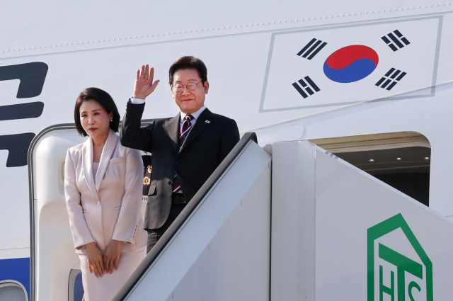 한일 정상회담을 마친 이재명 대통령과 부인 김혜경 여사가 24일 일본 도쿄 하네다공항에서 도널드 트럼프 미국 대통령과의 한미 정상회담을 위해 워싱턴DC로 향하며 공군1호기에 올라 인사하고 있다. 연합뉴스