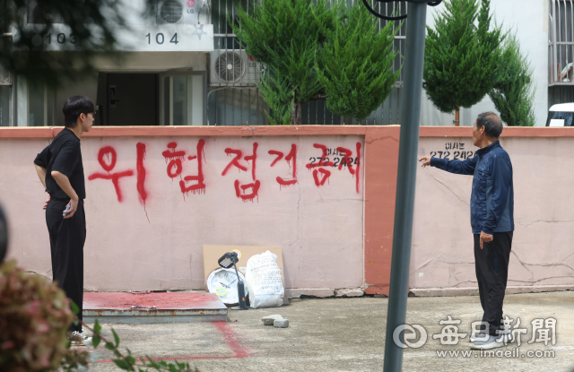 2017년 포항 지진의 여파로 흥해읍의 한 아파트 건물 곳곳에 갈라짐 현상과 붕괴 조짐이 나타나고 있다. 지난 13일 해당 아파트에서 만난 주민 윤성일(76) 씨가 지진 피해 흔적을 가리키며 취재진에게 관련 내용을 설명하고 있다. 안성완 기자 asw0727@imaeil.com