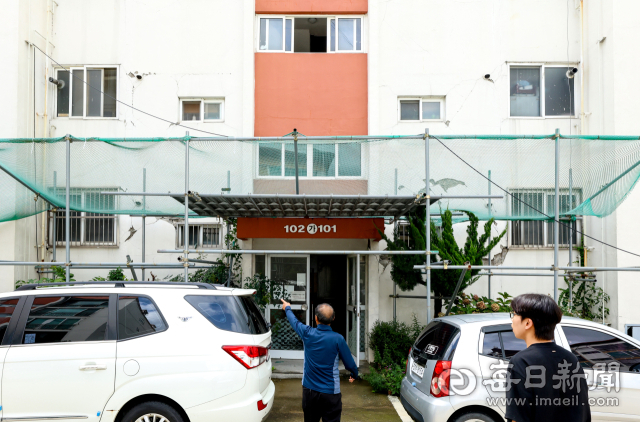 2017년 포항 지진의 여파로 흥해읍의 한 아파트 건물 곳곳에 갈라짐 현상과 붕괴 조짐이 나타나고 있다. 지난 13일 해당 아파트에서 만난 주민 윤성일(76) 씨가 지진 피해 흔적을 가리키며 취재진에게 관련 내용을 설명하고 있다. 안성완 기자 asw0727@imaeil.com