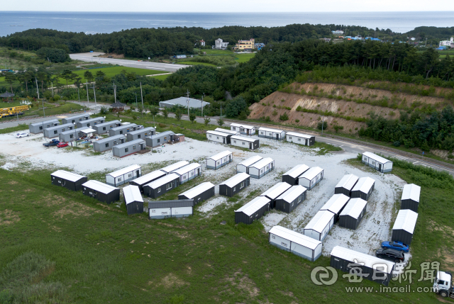 2022년 발생한 울진 산불 피해 지역을 찾은 지난 14일 이재민 임시거주시설이 여전히 마련돼 있다. 안성완 기자 asw0727@imaeil.com
