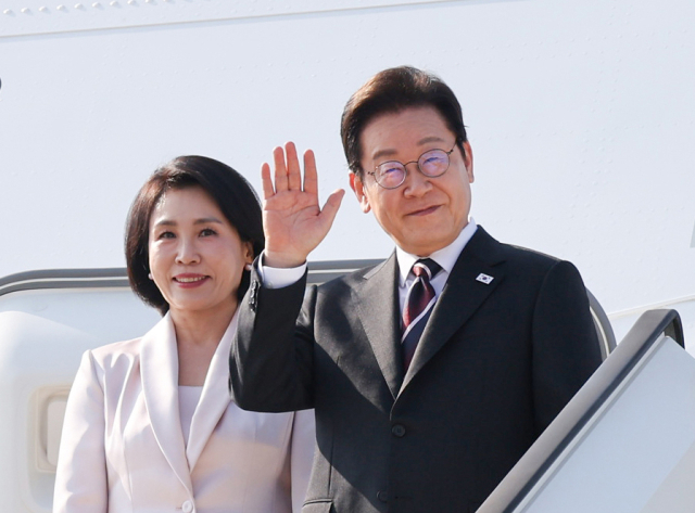 한일 정상회담을 마친 이재명 대통령과 부인 김혜경 여사가 24일 일본 도쿄 하네다공항에서 도널드 트럼프 미국 대통령과의 한미 정상회담을 위해 워싱턴DC로 향하며 공군1호기에 올라 인사하고 있다. 연합뉴스