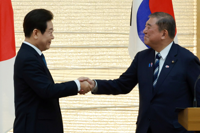 이재명 대통령과 이시바 시게루 일본 총리가 23일 일본 도쿄 총리 관저에서 열린 한일 정상 공동 언론 발표를 마친 뒤 악수하고 있다. 연합뉴스