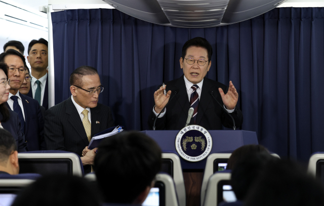 이재명 대통령이 24일(현지시간) 일본 도쿄 하네다공항 이륙 뒤 한미 정상회담을 위해 미국 워싱턴DC로 향하는 공군 1호기 기내에서 기자간담회를 하고 있다. 연합뉴스