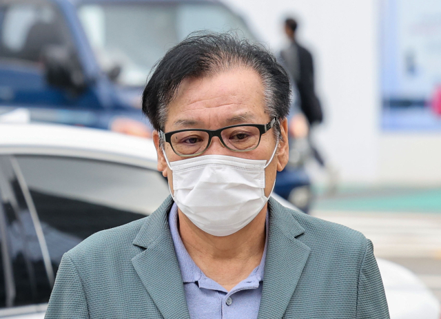 영장심사를 포기한 건진법사 전성배 씨가 21일 민중기 특별검사팀 사무실이 마련된 서울 종로구 KT 광화문빌딩 웨스트에서 대기하기 위해 출석하고 있다. 전 씨는 이날 오전 10시 30분에 영장실질심사를 받을 예정이었지만 심사 포기 의사를 밝혔다. 연합뉴스