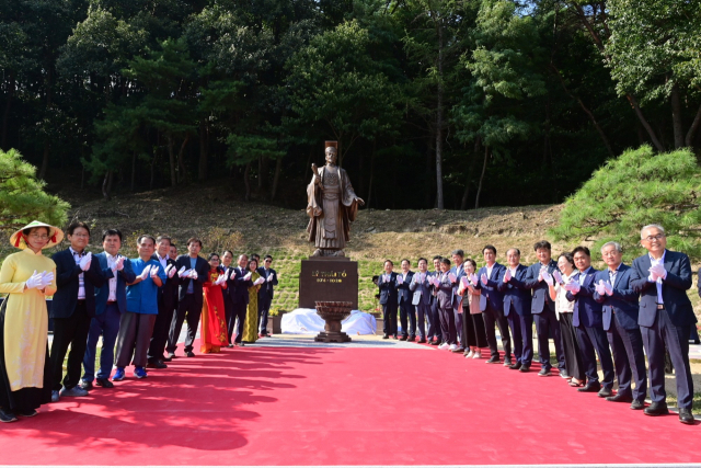 리태조 동상 제막식을 하고 있다. 봉화군 제공