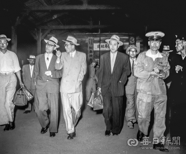 1955년 9월 22일 새벽 대구역에 도착한 7명의 국회 진상조사단. 조사단은 이날 이근직 경북도지사와 환담 후 오전 10시 40분 매일신문 회의실에서 신문사 테러에 대한 사원들의 증언을 청취했다. 사진=매일아카이빙센터