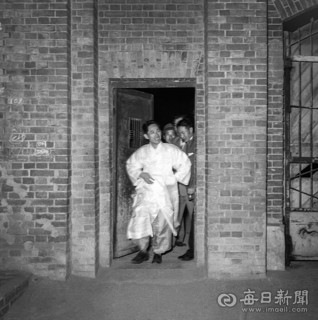 1955년 10월 14일 오후 최석채 주필이 국가보안법 위반 혐의 구속(9월 17일)된지 한 달 만에 풀려나 대구형무소에서 출감하고 있다. 사진=매일아카이빙센터