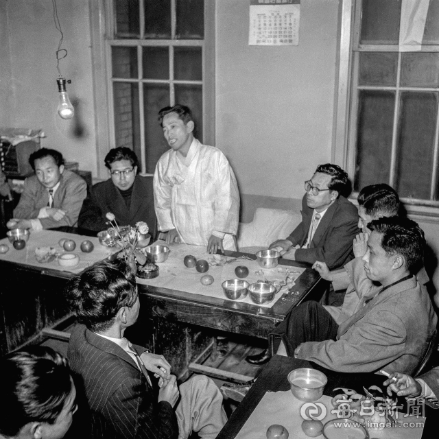 1955년 10월 14일 오후 구속 한 달 만에 풀려나 태평로 대구매일신문사(현 매일신문)에서 열린 축하연에서 인사말을 하는 최석채 주필(가운데). 최 주필은 