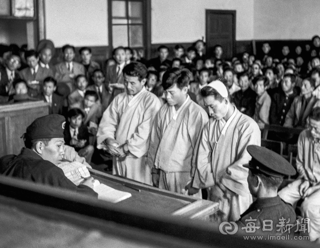 1955년 10월 27일 오전, 테러 사건 발생 43일 만에 열린 테러범에 대한 첫 공판. 공판에서 신문사 테러는 국민회경북도본부 총무차장 김민과 자유당 경북도당 감찰부장 홍영섭이 지휘한 것으로 드러났다. 사진=매일아카이빙센터