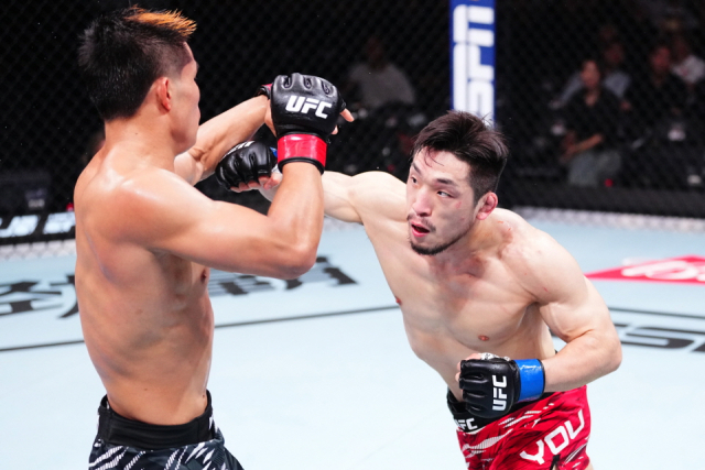유수영이 23일 중국 상하이에서 열린 UFC 경기에 출전, 중국의 샤오롱에게 주먹을 날리고 있다. UFC 제공