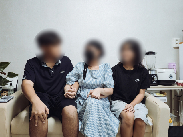필리핀에서 온 결혼이주여성 캐서린(42·가명) 씨가 두 아이와 다정하게 손을 잡고 있는 모습. 지난 3월 비인두암을 진단받은 캐서린 씨는 암 투병과 전남편의 협박, 생활고에 시달리고 있었다. 김지효 기자