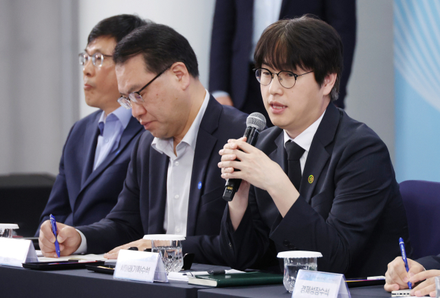 하정우 대통령실 인공지능(AI)미래기획수석이 25일 부산 부경대에서 이재명 대통령이 참석한 가운데 열린 타운홀미팅 
