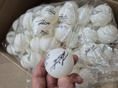 '작은 공에 담긴 정성'…유승민 대한체육회장, 친필 사인된 탁구공 구미 광평중 전교생에게 선물