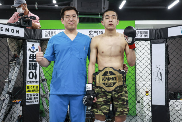 23일 KMMA 플라이급 1차 방어전에 성공한 문순수(오른쪽)가 기념사진을 찍고 있다. KMMA 제공