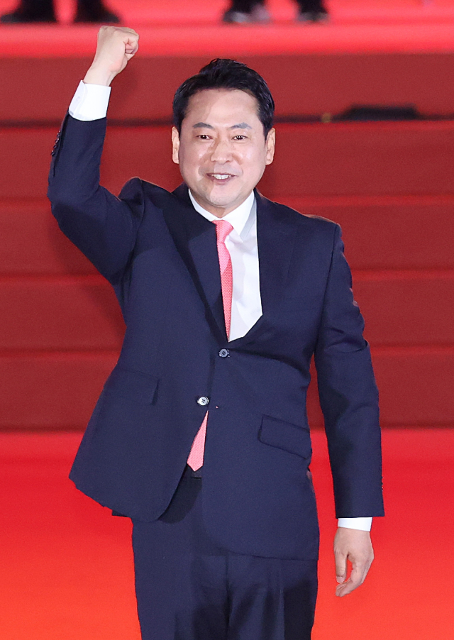국민의힘 장동혁 당 대표 후보가 22일 충북 청주시 흥덕구 청주오스코에서 열린 국민의힘 제6차 전당대회에서 무대에 올라 당원들에게 인사하고 있다. 연합뉴스