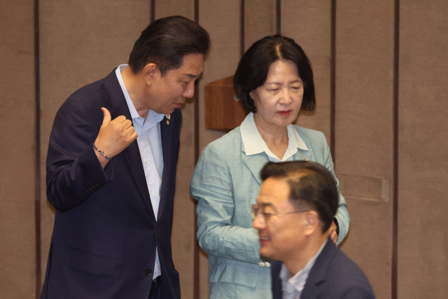 더불어민주당이 윤석열 전 대통령 부부 관련 특검 수사 범위·기간을 확대하는 개정안을 처리할 것으로 알려진 가운데, 24일 김병기 원내대표와 추미애 법제사법위원장이 국회 본회의에서 