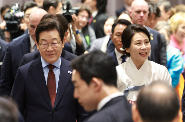 이재명 대통령과 김혜경 여사가 24일(현지시간) 미국 워싱턴DC의 한 호텔에서 열린 동포 만찬 간담회에 입장하고 있다. 연합뉴스