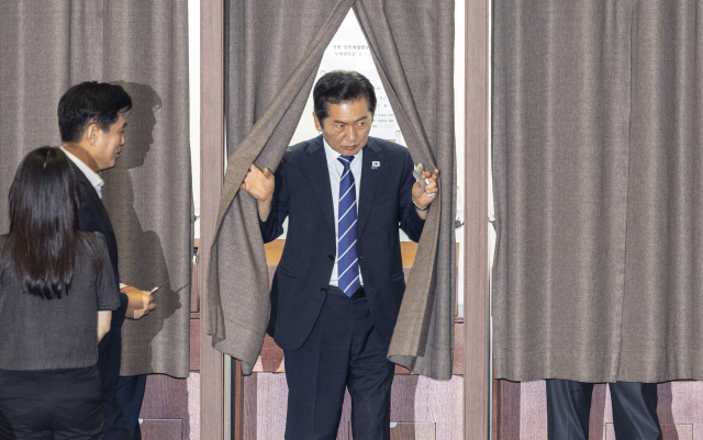 더불어민주당 정청래 대표가 25일 국회에서 열린 본회의에서 상법 개정안에 대한 필리버스터 종결을 위한 투표를 마친 뒤 투표소에서 나오고 있다. 연합뉴스