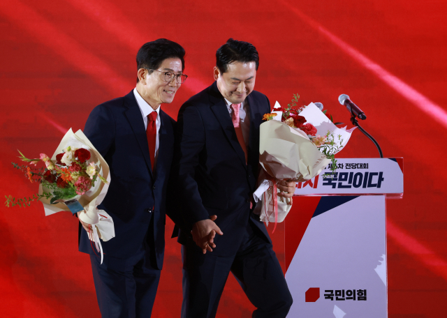 22일 충북 청주시 흥덕구 청주오스코에서 열린 국민의힘 제6차 전당대회에서 결선에 진출한 김문수, 장동혁 당대표 후보가 기념 촬영을 위해 앞으로 나오고 있다. 연합뉴스