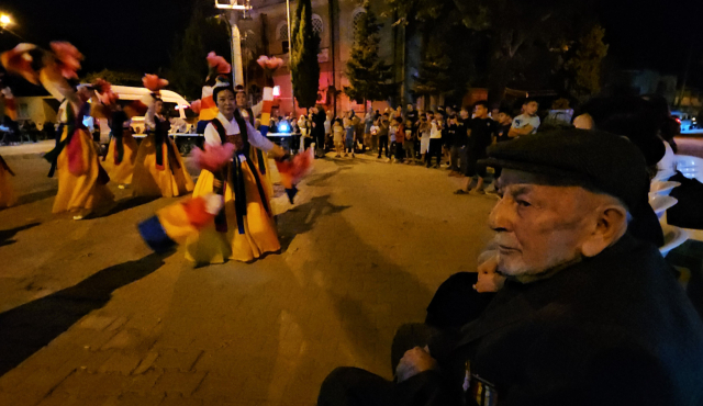 한국-튀르키예 문화예술의 동행 프로젝트에 참가하고 있는 아리예술단 단원들이 25일 이네괼 지역 유일 생존 한국전쟁 참전용사를 찾아 감사의 뜻을 담아