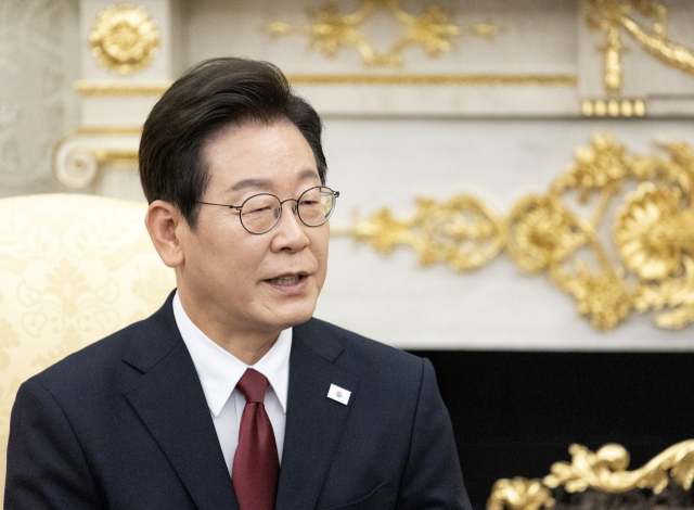 이재명 대통령이 25일(현지시간) 미국 워싱턴DC 백악관에서 도널드 트럼프 미국 대통령과 정상회담을 하고 있다. 연합뉴스