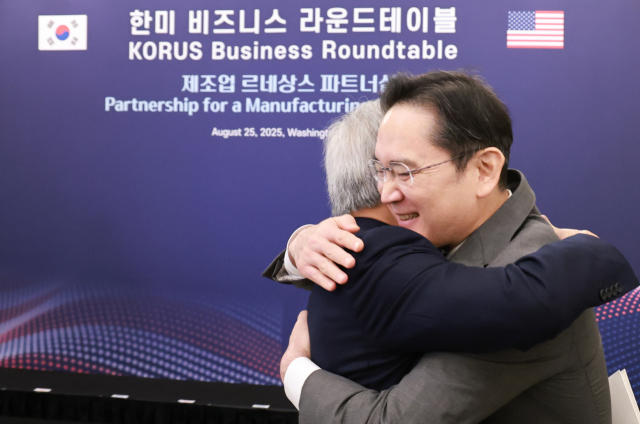 이재용 삼성전자 회장이 25일(현지시간) 미국 워싱턴DC 윌라드 호텔에서 열린 한미 비즈니스 라운드 테이블 리셉션에 참석해 젠슨 황 엔비디아 최고경영자(CEO)와 포옹하고 있다. 연합뉴스