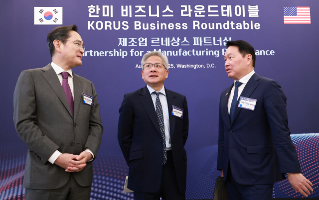 이재용 삼성전자 회장과 최태원 대한상공회의소 회장 겸 SK그룹 회장이 25일(현지시간) 미국 워싱턴DC 윌라드 호텔에서 열린 한미 비즈니스 라운드 테이블 리셉션에서 젠슨 황 엔비디아 최고경영자(CEO)와 대화하고 있다. 연합뉴스