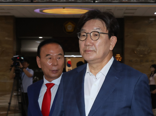 국민의힘 권성동 의원이 21일 국회 본회의장에 입장하고 있다. 연합뉴스