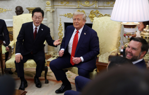 李, 골프채·거북선·마가 모자 전달…서명용 펜 즉석 선물도