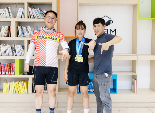 사진 왼쪽부터 김재욱 칠곡군수, 임하경양, 임종구씨. 칠곡군 제공