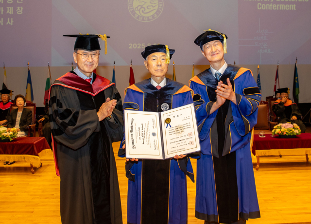 영남대는 지난 22일 이용환 회장에게 명예공학박사를 수여했다. 영남대 제공