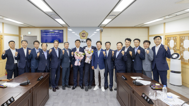 25일 경북도의회는 제12대 후반기 제2기 예산결산특별위원회를 새롭게 구성했다. 위원장에는 김대일 도의원(꽃다발 든 왼쪽), 부위원장에는 손희권 도의원(꽃다발 든 오른쪽)이 선출됐다.