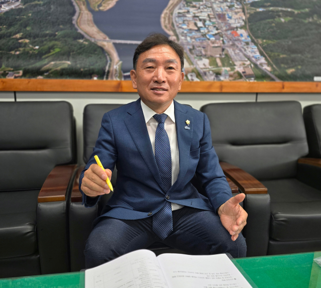 김호석 안동시의원이 안동지역의 발전 방안과 자신의 정치 철학 등에 대해 설명하고 있다. 김영진 기자