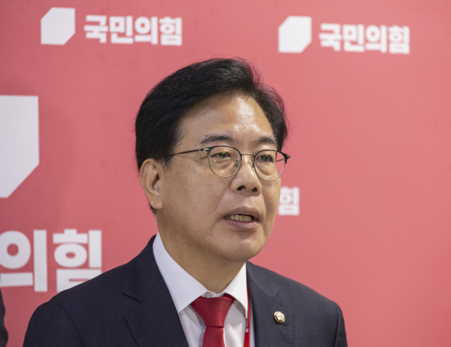 국민의힘 송언석 비상대책위원장 겸 원내대표가 26일 국회에서 한미 정상회담 관련 브리핑을 하고 있다. 송 비대위원장은 