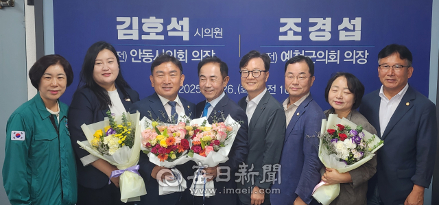 김호석 전 안동시의회 의장과 조경섭 전 예천군의회 의장이 기자회견을 열고 더불어민주당을 선언한 후 안동시의회 민주당 소속 의원들과 당직자들이 기념촬영을 하고 있다. 손병현 기자